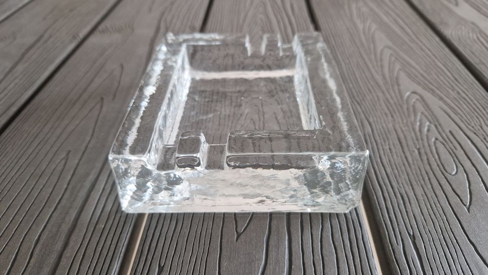 Cinzeiro de vidro transparente