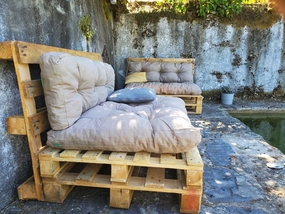 Conjunto de jardim em paletes (2 sofás + almofadas + mesinha)