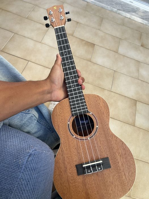 Ukulele novo com capa para transportar