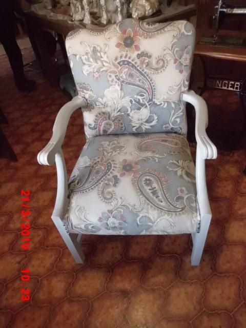 cadeirão de madeira exótica restaurado e estofado de novo (preço ocasi