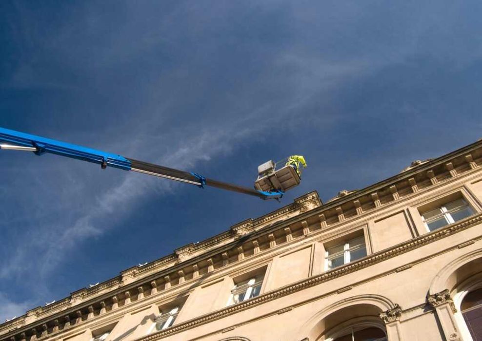 Prace wysokościowe - czyszczenie hal, dachów, okien, wycinka drzew