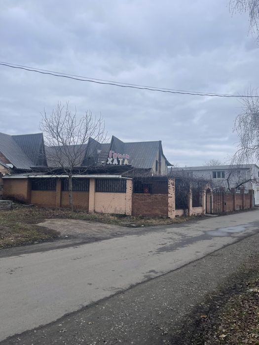 Продається комерційна будівля з земельною ділянкою під нею