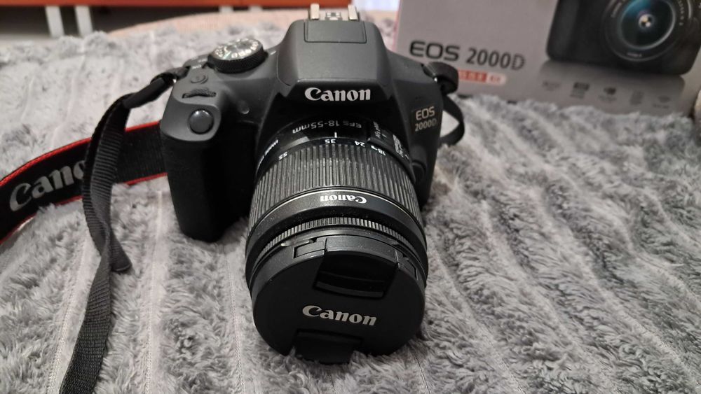 Фотоапарат Canon EOS 2000D