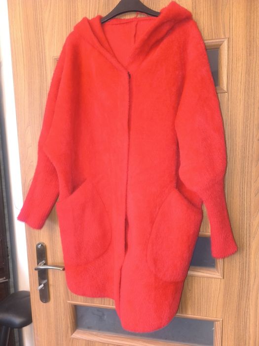 Narzutka typu alpaka czerwona z kapturem