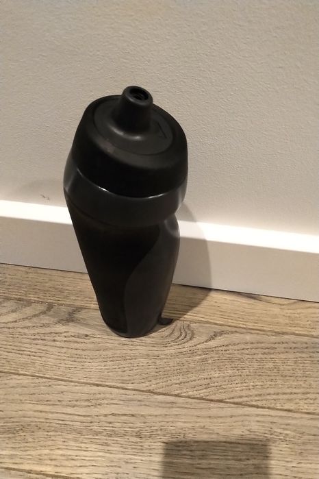 Bidon Nike sport 600 ml czarny na wodę