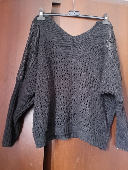 Czarny ażurowy sweterek sweter z siateczką koronką na rękawach