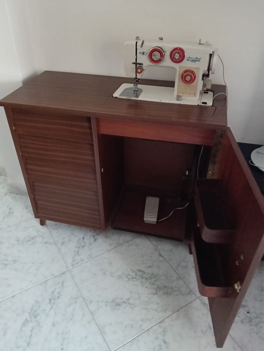 Máquina de costura com móvel