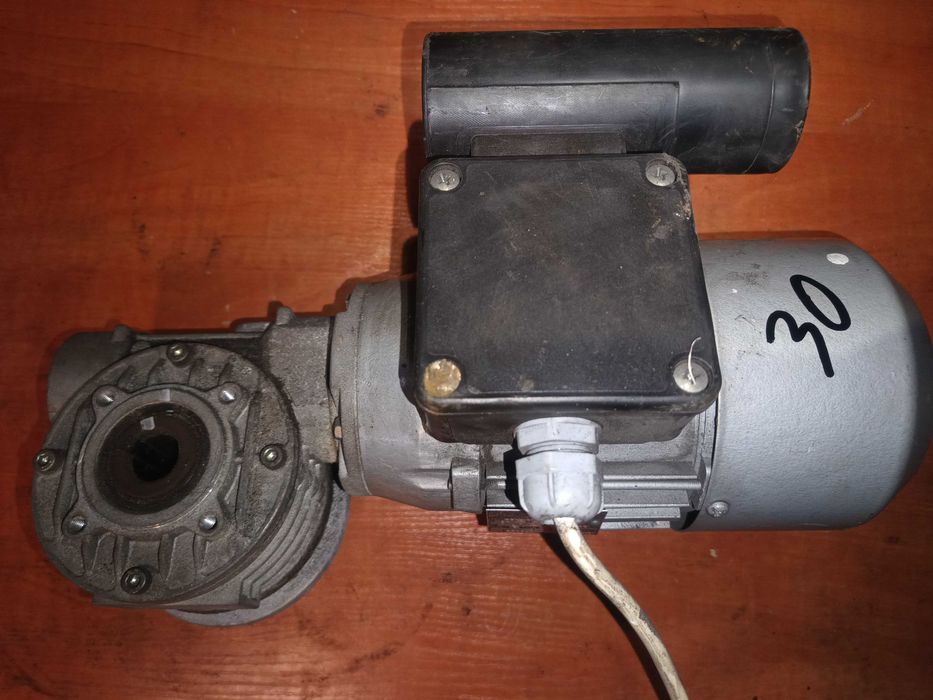 Motoreduktor besel 30obr/min