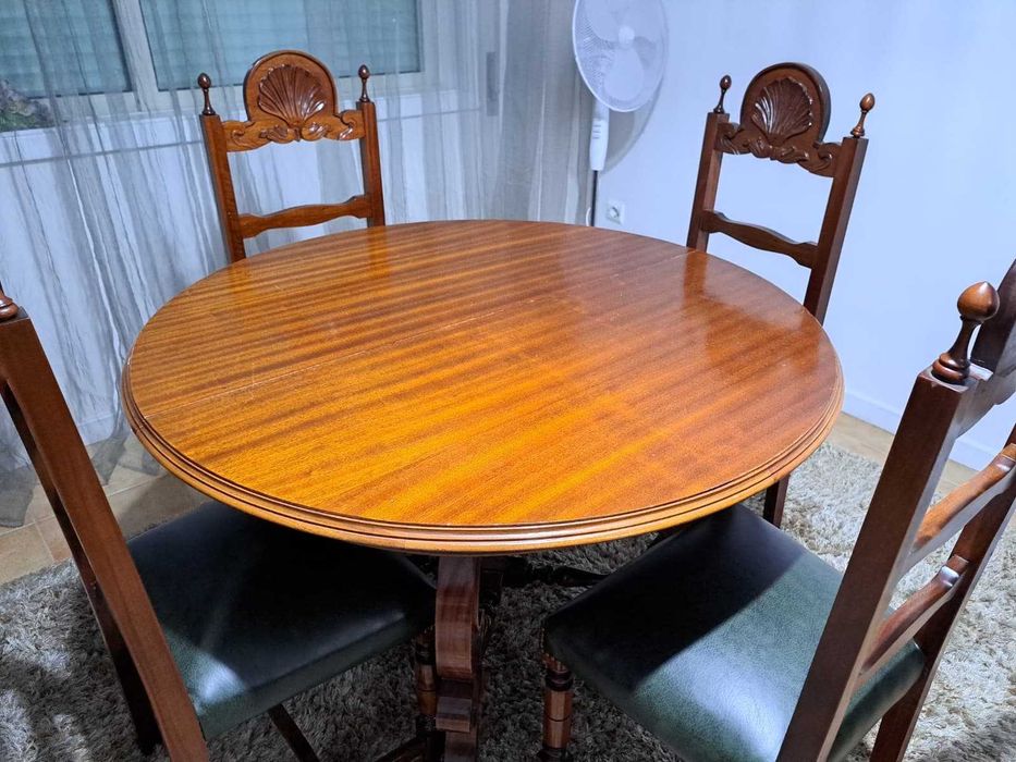 Mesa de jantar em Mogno