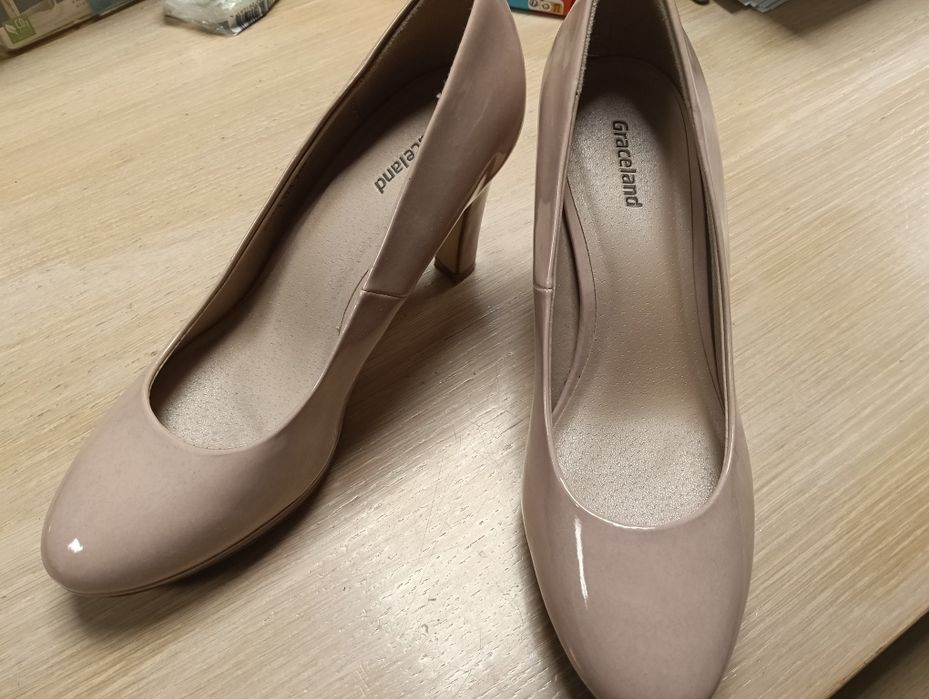 Piękne buty na obcasie lakierowane brudny róż 37