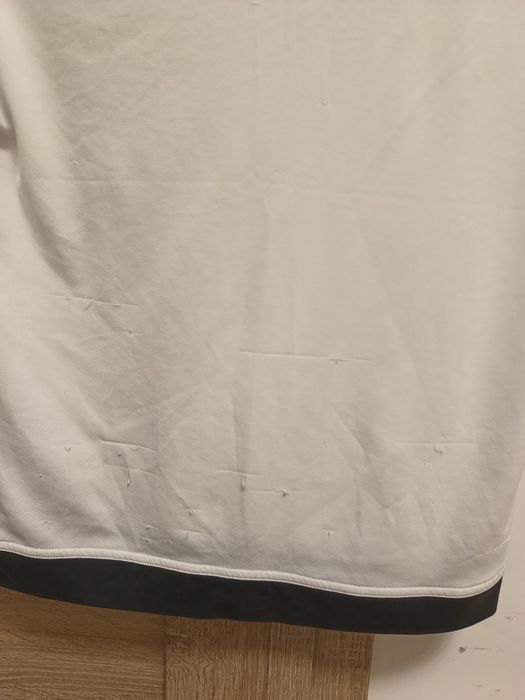 Biała koszulka marki Adidas