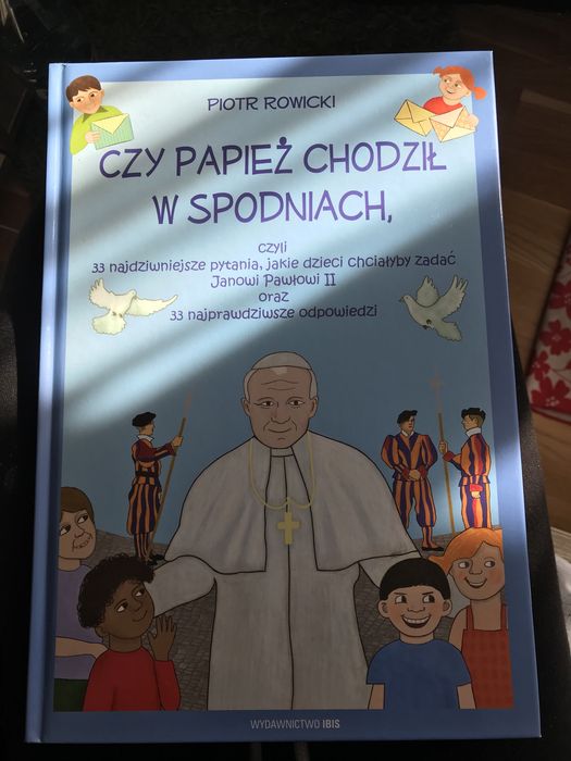 Czy papież chodził w spodniach? Dodatek do prezentu na Komunie