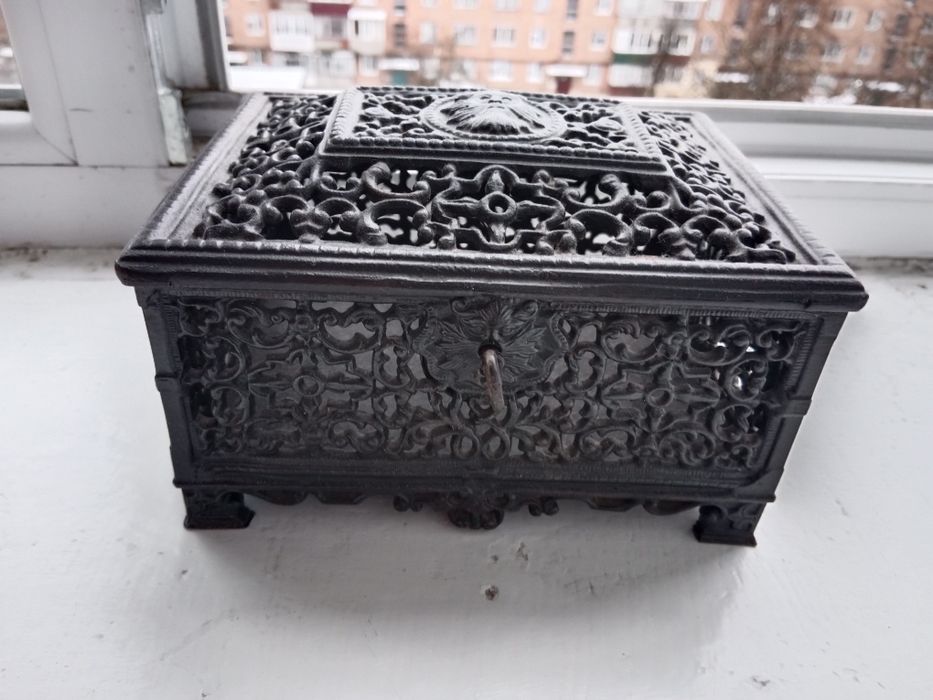 Винтажна шкатулка ретро кована