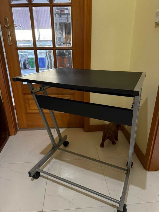 Secretaria com prateleira retráctil