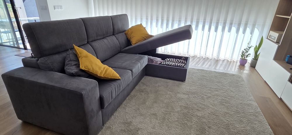 Sofá cinzento com chaise longue