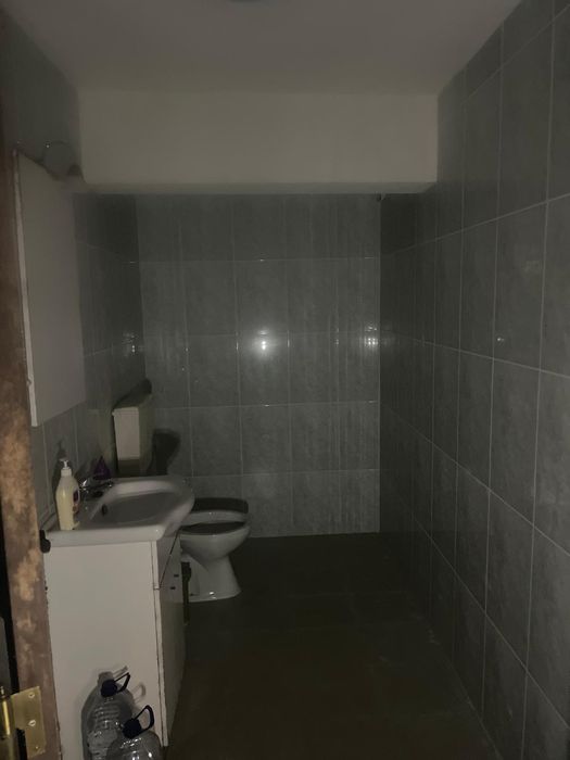 Aluga-se loja em cave em Alcochete