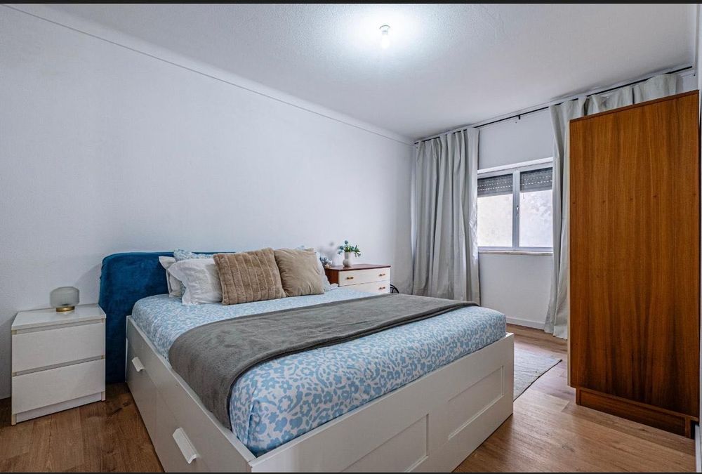 Cama e 2 colchões para despachar