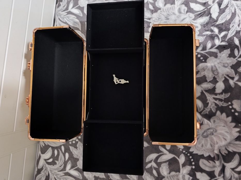 Kuferek na kosmetyki z kluczykiem