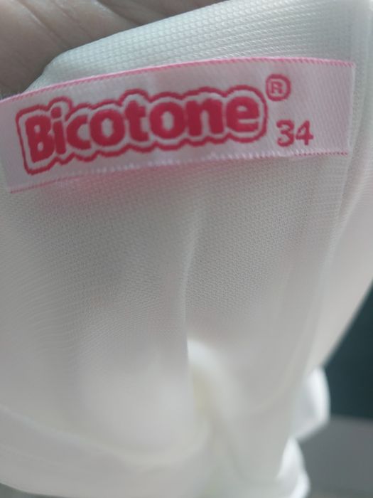 Piękna biała sukienka na jedno ramię