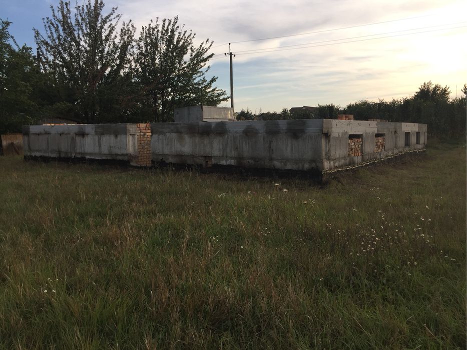Продаж земельної ділянки, недобудованого будинку в с.  Слобода