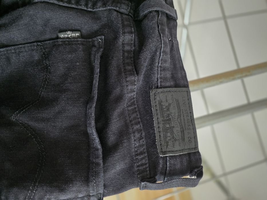 Czarne spodnie levis