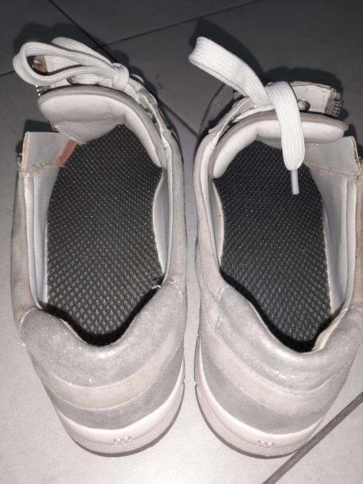 Жіночі туфлі великого розміру.