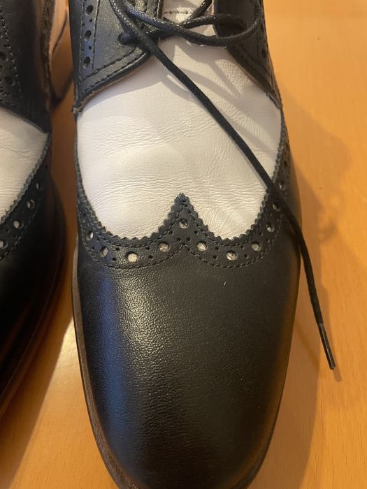 Sapato branco e preto