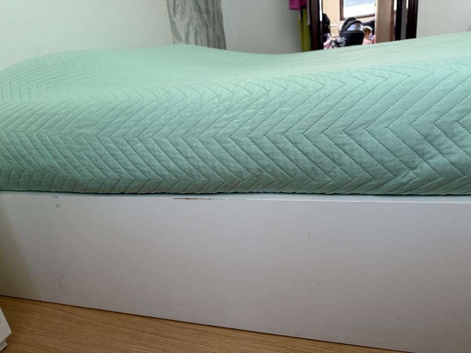 Cama de casal com mesa de cabeceira 300€