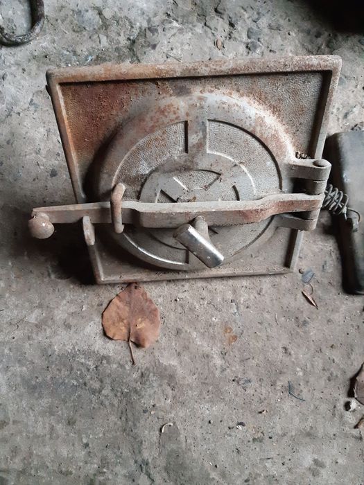 Дверцята до груби чугунні