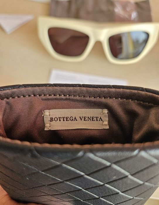 Beżowe kremowe okulary Bottega Veneta