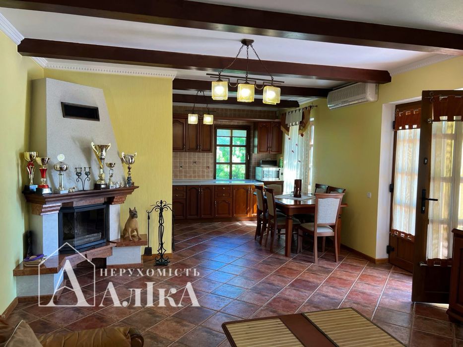 Продам великий маєток в неймовірному місці на березі річки Дністер