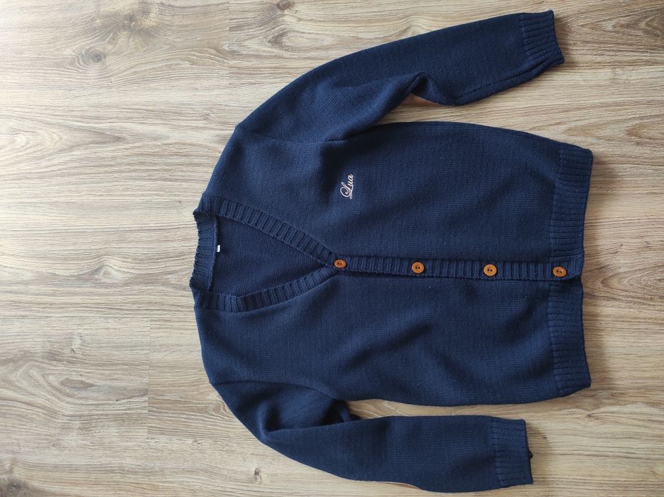 Granatowy sweter na guziki