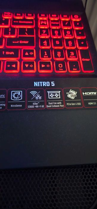 Sprzedaję laptopa, używam go od miesiąca.