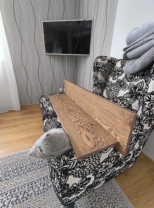 nowa półka ścienna z nawierceniami pod zawieszenie piękny kolor