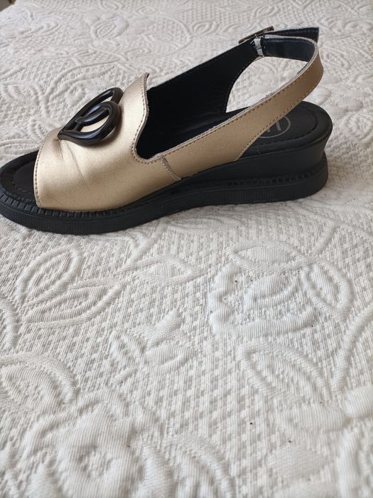 Sandały damskie na koturnie