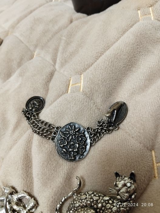 Оригінальні посріблені кулон та брошки