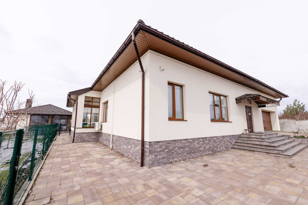 Продам будинок з ремонтом та просторою ділянкою в місті !