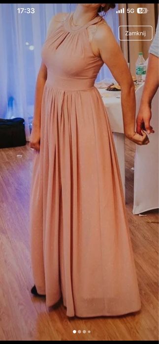 Elegancka długa sukienka w kolorze pudrowego różu