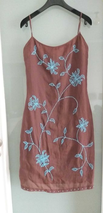 Vestido de alças com missangas