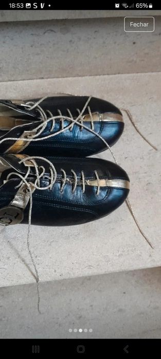 Sapatos pretos/dourados com sola estilo chuteiras