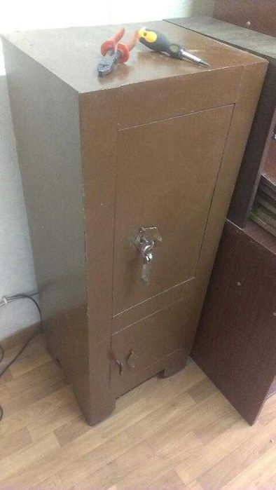 Сейф б\у, очень тяжелый, производства СССР 80-90х годов - продам