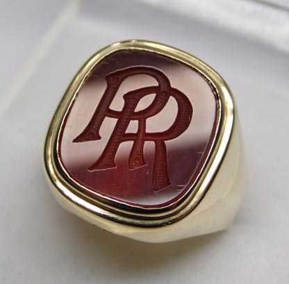 Złoty sygnet karneol monogram RR inicjały.