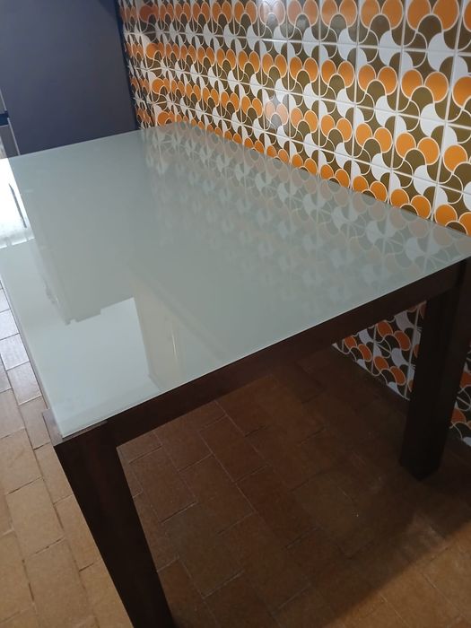 Mesa com vidro fosco e madeira maciça