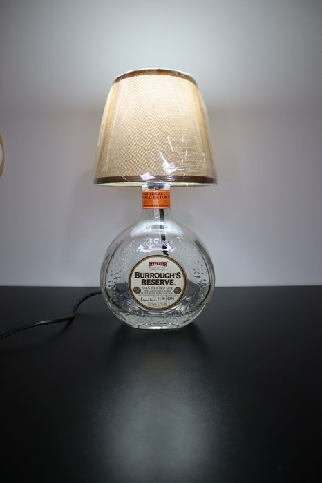 Candeeiro com garrafa de Burrough's Reserve