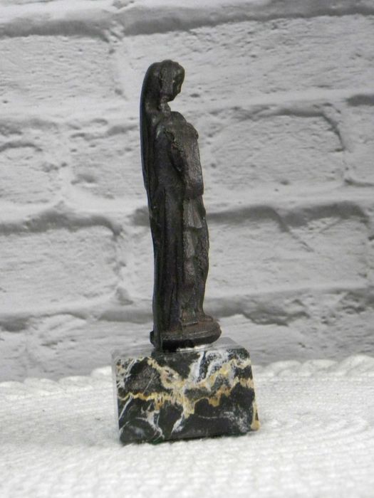 Stara żeliwna figurka Maryi na podstawie z marmuru