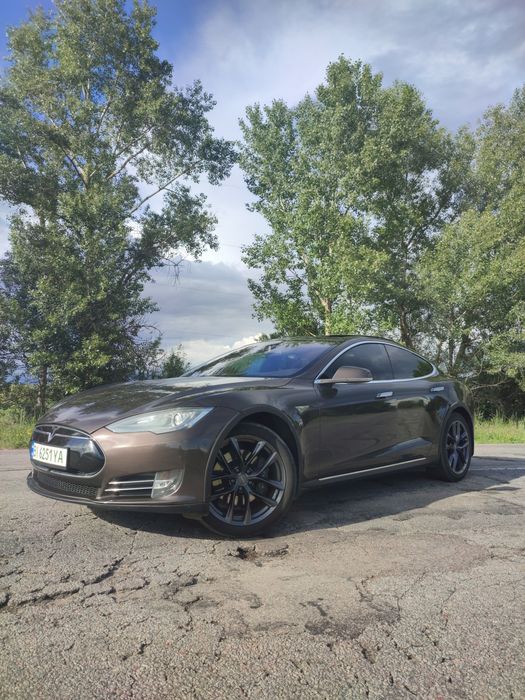 Tesla Model S 400к.с