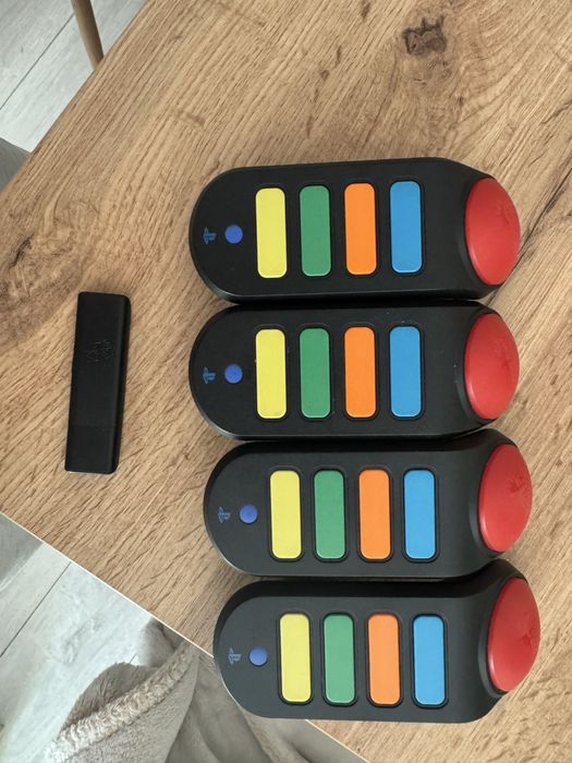 Zestaw 4 bezprzewodowych buzzerow do gry Buzz na ps3 + odbiornik