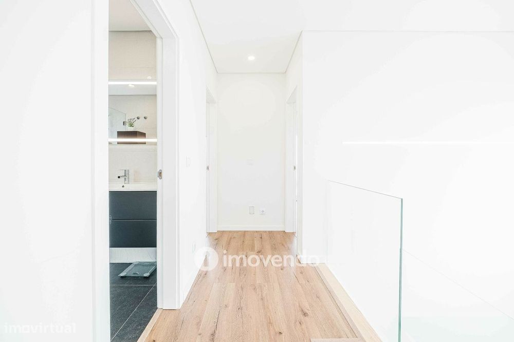 Moradia T3+1 moderna e exclusiva, com garagem e jardim, em Porto Salvo