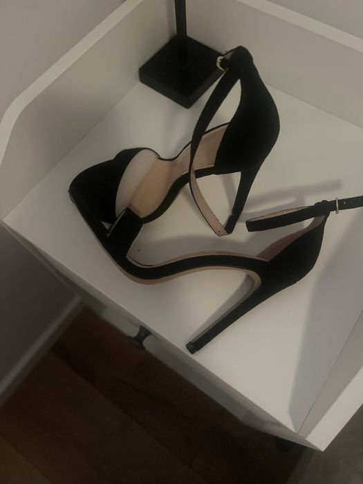 Pilnie sprzedam szpilki za 50zł nowe zamsz