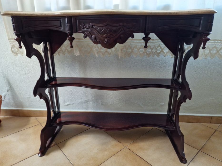 Móvel de madeira maciça e pedra mármore